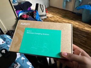 استندشارژ وایرلس Aukey LC-A3 3 in 1 AirCore